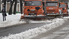 Уборка снега. Архивное фото Уборка снега. Архивное фото