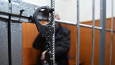 Наручники на решетке Наручники на решетке