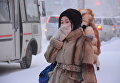 Девушка на остановке в городе Якутск Девушка на остановке в городе Якутск