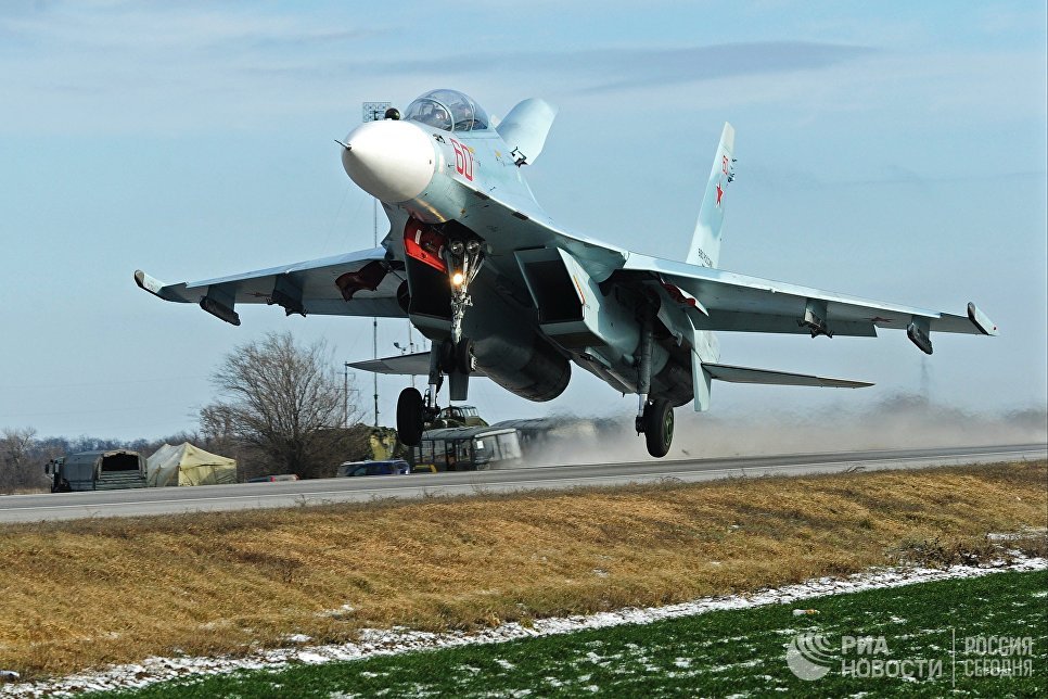 Тяжелый истребитель Су-30М2 во время посадки на автотрассу в Ростовской области в ходе летно-тактических учений 4-й армии ВВС и ПВО Южного военного округа Тяжелый истребитель Су-30М2 во время посадки на автотрассу в Ростовской области в ходе летно-тактических учений 4-й армии ВВС и ПВО Южного военного округа