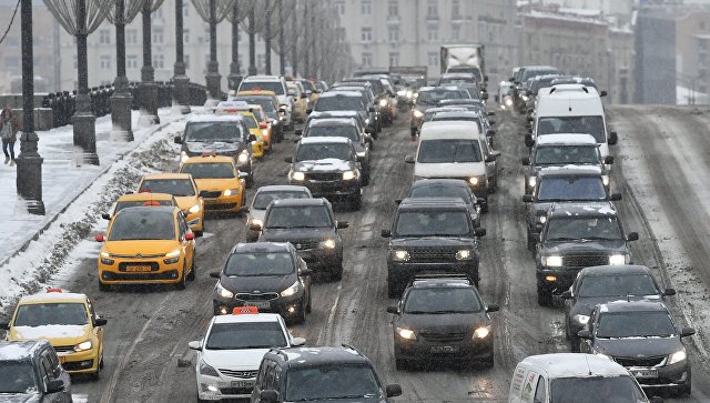 Автомобильное движение во время снегопада в Москве. Архивное фото