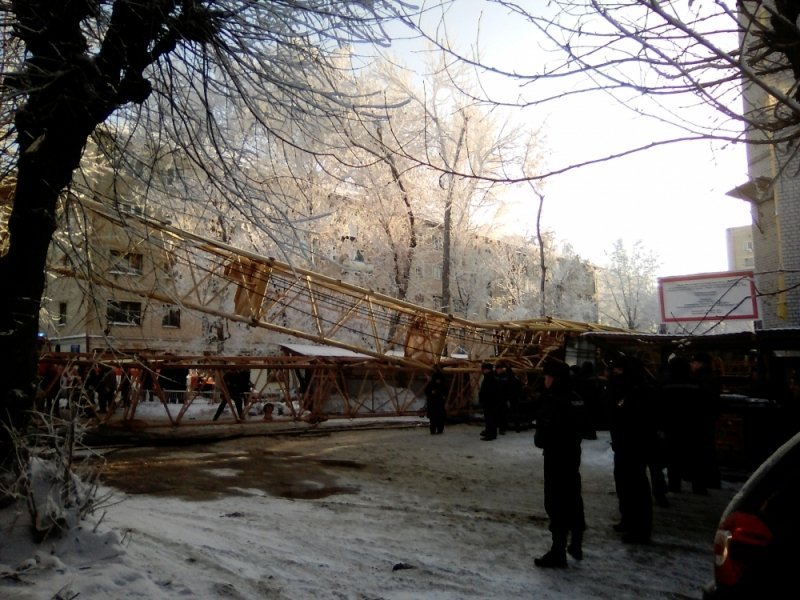Обрушение строительного башенного крана на жилой двухэтажный дом в Кирове