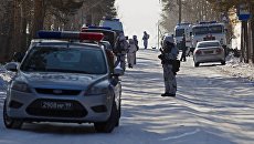 Автомобили правоохранительных органов и МЧС России в микрорайоне Сосновый бор города Улан-Удэ, где произошло нападение на учеников и преподавателя школы №5. Архивное фото Автомобили правоохранительных органов и МЧС России в микрорайоне Сосновый бор города Улан-Удэ, где произошло нападение на учеников и преподавателя школы №5. Архивное фото