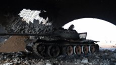 Танк в аэропорту Абу-Дхоу в провинции Идлиб, Сирия. Архивное фото Танк в аэропорту Абу-Дхоу в провинции Идлиб, Сирия. Архивное фото