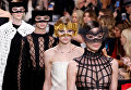 Показ коллекции Maria Grazia Chiuri для дома моды Christian Dior в рамках Недели высокой моды в Париже Показ коллекции Maria Grazia Chiuri для дома моды Christian Dior в рамках Недели высокой моды в Париже