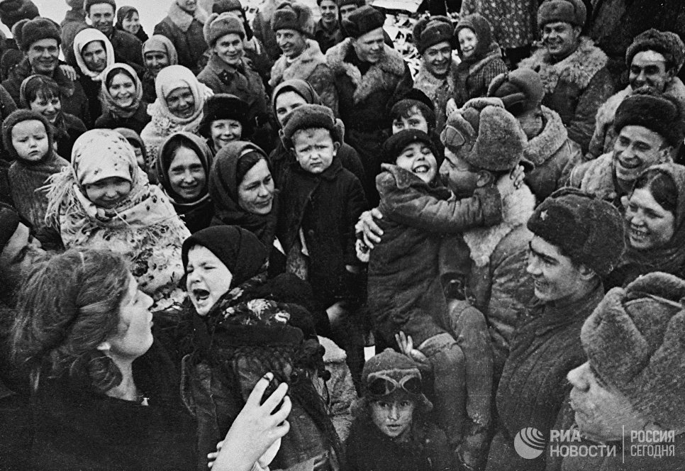 Великая Отечественная война 1941-1945 гг. Население Сталинграда встречает освободителей Великая Отечественная война 1941-1945 гг. Население Сталинграда встречает освободителей
