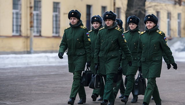 Учебные занятия с девушками-курсантами Военно-космической академии в Санкт-Петербурге. Архивное фото