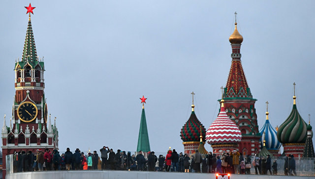 Спасская башня Московского кремля и храм Василия Блаженного. Архивное фото