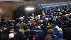 Люди ждут поезда на станции московского метро Сходненская Люди ждут поезда на станции московского метро Сходненская