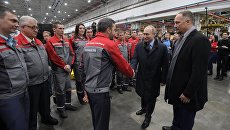 Владимир Путин во время общения с рабочими ОАО Ростсельмаш в ходе рабочей поездки в Ростов-на-Дону. 1 февраля 2018 Владимир Путин во время общения с рабочими ОАО Ростсельмаш в ходе рабочей поездки в Ростов-на-Дону. 1 февраля 2018