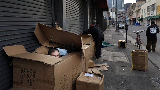 Бездомный в районе Скид Роу в Лос-Анджелесе. Архивное фото