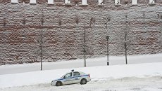 Полицейский автомобиль на Васильевском спуске в Москве. Архивное фото Полицейский автомобиль на Васильевском спуске в Москве. Архивное фото
