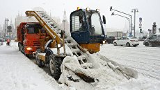 Снегоуборочная техника коммунальных служб во время уборки снега на Тверской улице в Москве. 4 февраля 2018 Снегоуборочная техника коммунальных служб во время уборки снега на Тверской улице в Москве. 4 февраля 2018