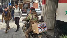 Житель Дамаска с коробкой гумпомощи из России Житель Дамаска с коробкой гумпомощи из России
