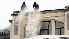 Сотрудники коммунальных служб во время уборки снега в Москве Сотрудники коммунальных служб во время уборки снега в Москве