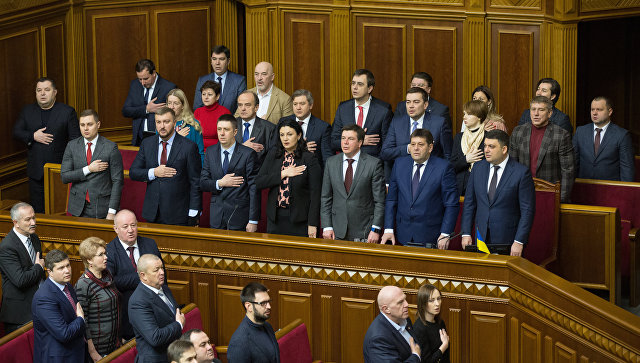 Министры в правительственной ложе парламента во время заседания Верховной рады Украины в Киеве