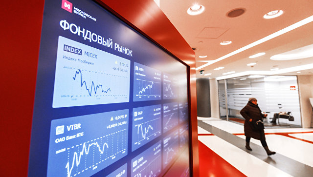 Котировки фондового рынка на экране в здании Московской биржи. Архивное фото