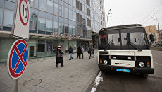 Полицейский автобус у здания редакции газеты Вести в Киеве. 8 февраля 2018 Полицейский автобус у здания редакции газеты Вести в Киеве. 8 февраля 2018