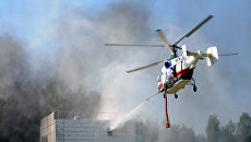 Вертолет Ка-32А во время тушения пожарной пушкой на межведомственных демонстрационных полевых учениях, которые прошли в рамках III Международного салона Комплексная безопасность-2010 Вертолет Ка-32А во время тушения пожарной пушкой на межведомственных демонстрационных полевых учениях, которые прошли в рамках III Международного салона Комплексная безопасность-2010