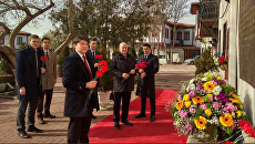 Сотрудники посольства РФ в Анкаре во время возложения цветов к мемориальной доске памяти Андрея Карлова Сотрудники посольства РФ в Анкаре во время возложения цветов к мемориальной доске памяти Андрея Карлова