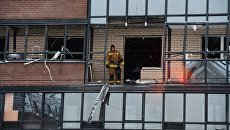 Сотрудники МЧС ликвидируют последствия взрыва газового баллона в жилом многоэтажном доме на улице Репищева, дом 10 в Санкт-Петербурге. 9 февраля 2018 Сотрудники МЧС ликвидируют последствия взрыва газового баллона в жилом многоэтажном доме на улице Репищева, дом 10 в Санкт-Петербурге. 9 февраля 2018