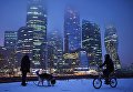 Прохожие гуляют на набережной Тараса Шевченко в Москве. На втором плане - Международный деловой центр Москва-Сити Прохожие гуляют на набережной Тараса Шевченко в Москве. На втором плане - Международный деловой центр Москва-Сити