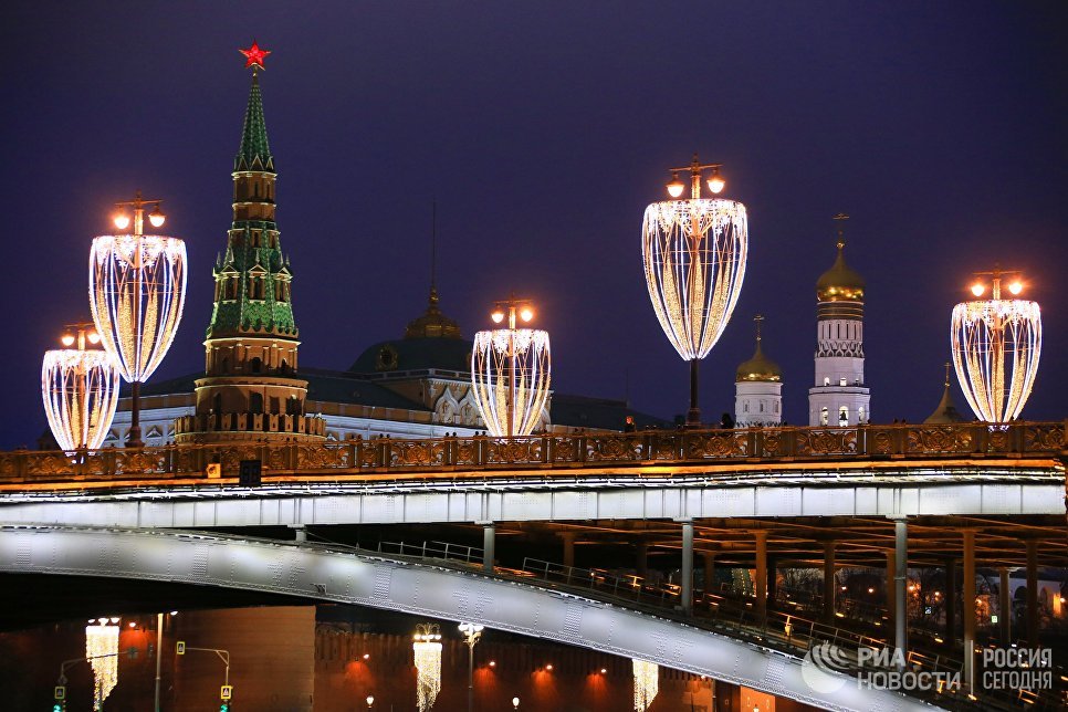 Новогодняя иллюминация на Большом Каменном мосту в Москве Новогодняя иллюминация на Большом Каменном мосту в Москве