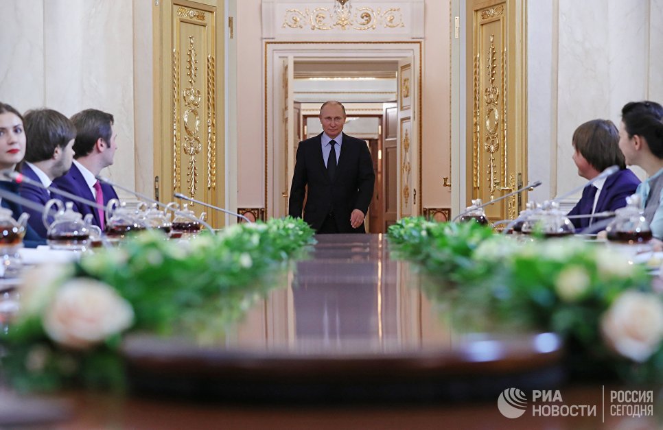 Президент РФ Владимир Путин перед началом встречи с финалистами Всероссийского конкурса управленцев Лидеры России. 12 февраля 2018 Президент РФ Владимир Путин перед началом встречи с финалистами Всероссийского конкурса управленцев Лидеры России. 12 февраля 2018