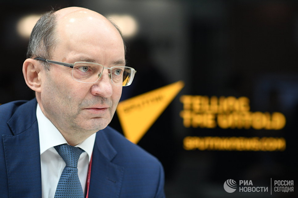 Александр Мишарин во время интервью в студии радио Sputnik на Российском инвестиционном форуме в Сочи Александр Мишарин во время интервью в студии радио Sputnik на Российском инвестиционном форуме в Сочи