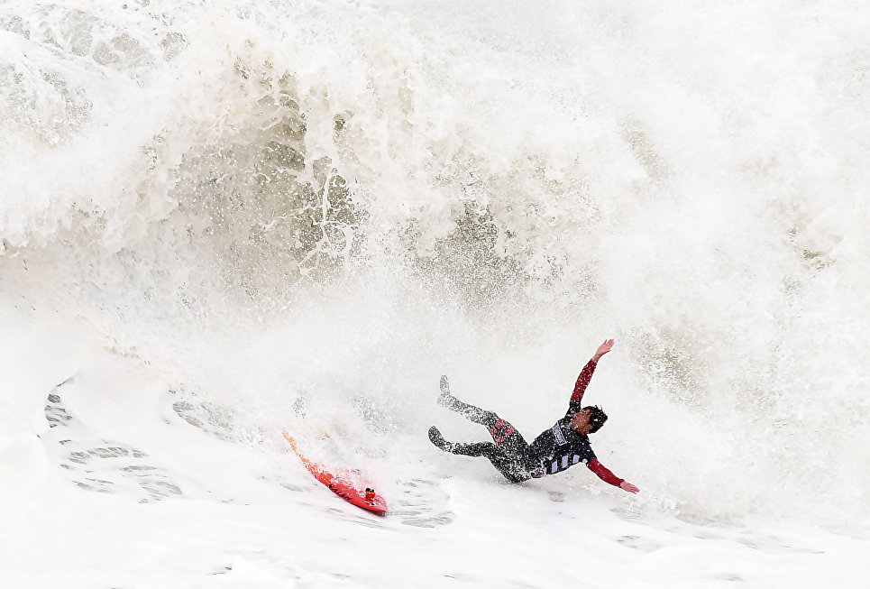 Серфер в финале чемпионата WSL Nazare Challenge в Португалии Серфер в финале чемпионата WSL Nazare Challenge в Португалии