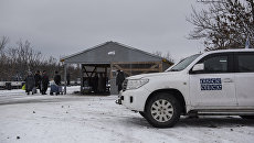 Автомобиль миссии ОБСЕ в районе временного пункта пропуска Станица Луганская между Украиной и Луганской народной республикой (ЛНР) в районе станицы Луганская. Архивное фото Автомобиль миссии ОБСЕ в районе временного пункта пропуска Станица Луганская между Украиной и Луганской народной республикой (ЛНР) в районе станицы Луганская. Архивное фото