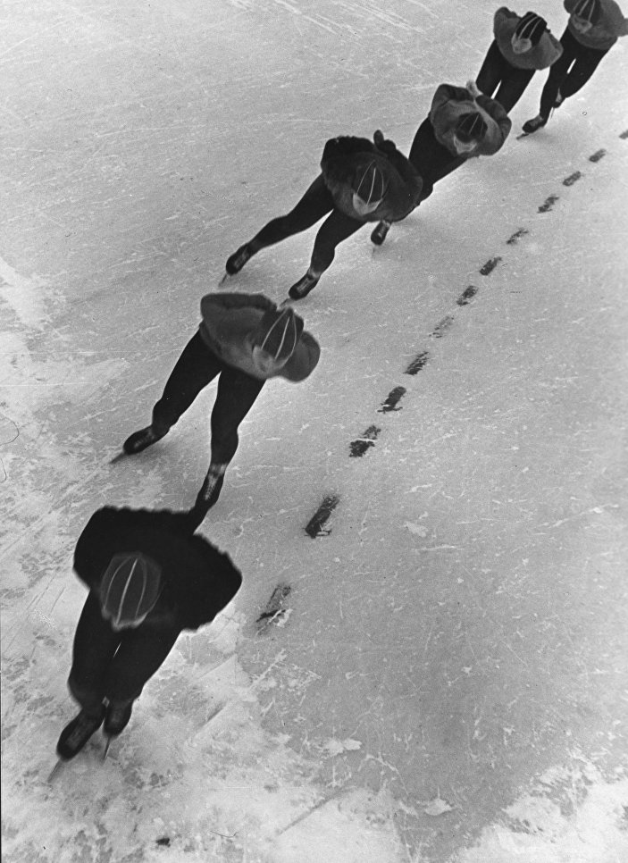 Работа фотографа Л. А. Бородулина На вираже, г. Уфа, 1957 Работа фотографа Л. А. Бородулина На вираже, г. Уфа, 1957