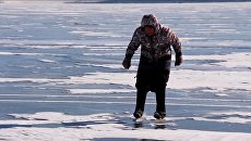 76-летняя сибирячка показала, как катается на коньках по замерзшему Байкалу 76-летняя сибирячка показала, как катается на коньках по замерзшему Байкалу