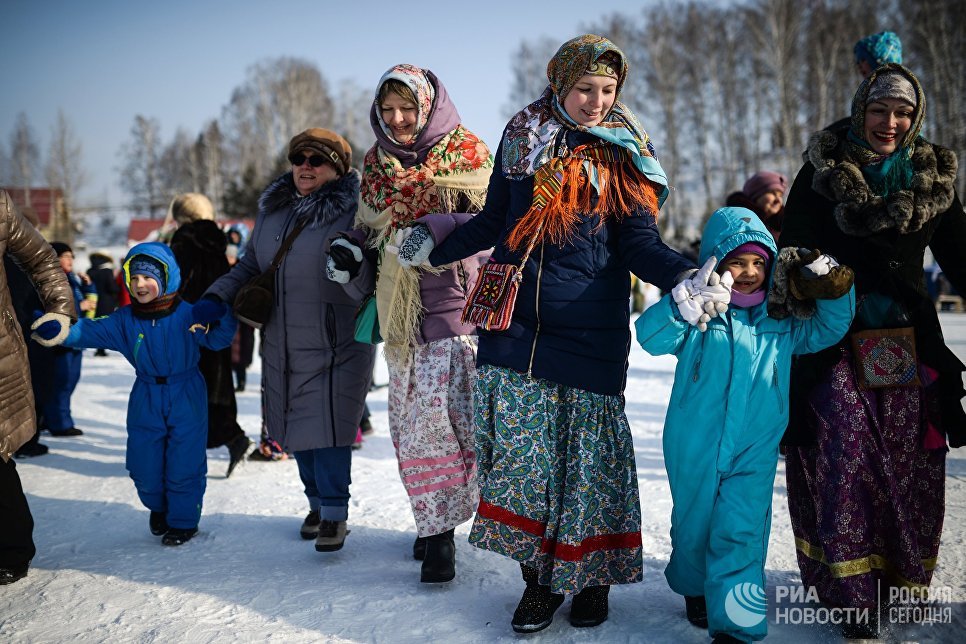 Участники праздничных гуляний, посвященных проводам Широкой Масленицы в парке наукограда Кольцово в Новосибирской области. 17 февраля 2018 Участники праздничных гуляний, посвященных проводам Широкой Масленицы в парке наукограда Кольцово в Новосибирской области. 17 февраля 2018