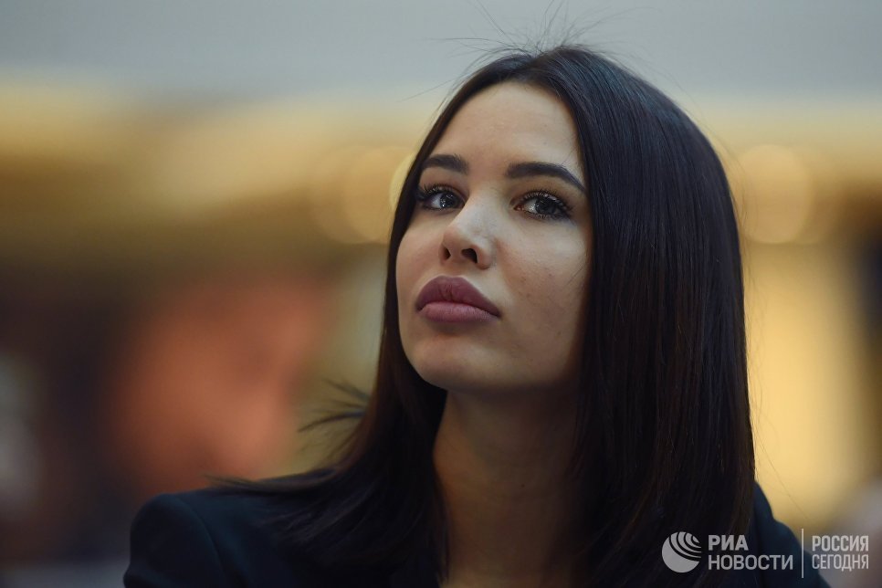 1-я Вице-мисс Россия 2014 Анастасия Решетова во время открытого кастинга национального конкурса Мисс Россия в торговом центре Афимолл Сити в Москве 1-я Вице-мисс Россия 2014 Анастасия Решетова во время открытого кастинга национального конкурса Мисс Россия в торговом центре Афимолл Сити в Москве