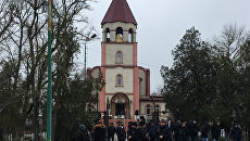 Жители у Свято-Георгиевского храма в Кизляре, где 18 февраля местный житель открыл стрельбу из ружья по прихожанам Жители у Свято-Георгиевского храма в Кизляре, где 18 февраля местный житель открыл стрельбу из ружья по прихожанам