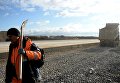 Рабочий на территории строительства взлетной полосы нового терминала аэропорта Домодедово Рабочий на территории строительства взлетной полосы нового терминала аэропорта Домодедово