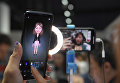 Женщина держит новый смартфон Samsung Galaxy S9 во время мероприятия Samsung Galaxy S9 Unpacked накануне MWC в Барселоне, Испания. 25 февраля 2018 года Женщина держит новый смартфон Samsung Galaxy S9 во время мероприятия Samsung Galaxy S9 Unpacked накануне MWC в Барселоне, Испания. 25 февраля 2018 года