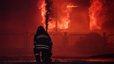 Сотрудники МЧС России во время тушения пожара на прогулочном теплоходе на Нагатинской набережной в Москве. 1 марта 2018 Сотрудники МЧС России во время тушения пожара на прогулочном теплоходе на Нагатинской набережной в Москве. 1 марта 2018