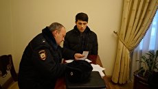 Мужчина, плеснувший водой в Ксению Собчак, в отделе полиции. 4 марта 2018 Мужчина, плеснувший водой в Ксению Собчак, в отделе полиции. 4 марта 2018