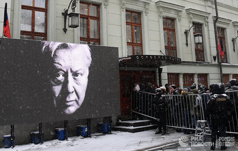 Люди стоят в очереди у входа в здание Московского Художественного театра имени А.П.Чехова, где пройдет церемония прощания с актером Олегом Табаковым. 15 марта 2018 Люди стоят в очереди у входа в здание Московского Художественного театра имени А.П.Чехова, где пройдет церемония прощания с актером Олегом Табаковым. 15 марта 2018