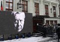 Люди стоят в очереди у входа в здание Московского Художественного театра имени А.П.Чехова, где пройдет церемония прощания с актером Олегом Табаковым. 15 марта 2018 Люди стоят в очереди у входа в здание Московского Художественного театра имени А.П.Чехова, где пройдет церемония прощания с актером Олегом Табаковым. 15 марта 2018