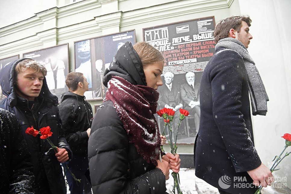 Люди с цветами у входа в здание Московского Художественного театра (МХТ) имени А. П. Чехова в Камергерском переулке, где проходит церемония прощания с актером Олегом Табаковым Люди с цветами у входа в здание Московского Художественного театра (МХТ) имени А. П. Чехова в Камергерском переулке, где проходит церемония прощания с актером Олегом Табаковым