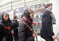 Люди с цветами у входа в здание Московского Художественного театра (МХТ) имени А. П. Чехова в Камергерском переулке, где проходит церемония прощания с актером Олегом Табаковым Люди с цветами у входа в здание Московского Художественного театра (МХТ) имени А. П. Чехова в Камергерском переулке, где проходит церемония прощания с актером Олегом Табаковым