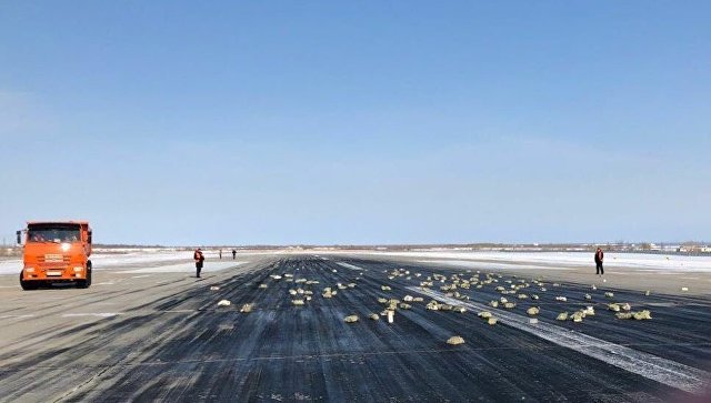 Взлетно-посадочная полоса аэропорта «Якутск» с рассыпанным грузом из самолёта Ан-12. 15 марта 2018