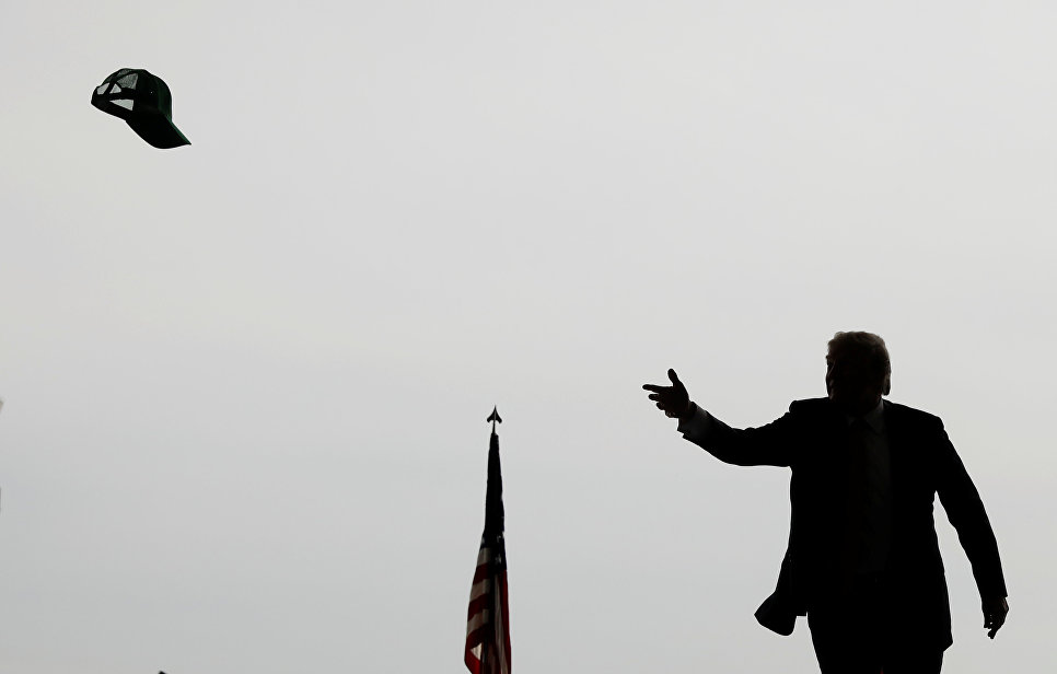 Президент США Дональд Трамп бросает кепку в толпу во время выступления на военной базе Мирамар в Сан-Диего в Калифорния. 13 марта 2018 года Президент США Дональд Трамп бросает кепку в толпу во время выступления на военной базе Мирамар в Сан-Диего в Калифорния. 13 марта 2018 года