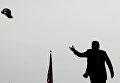 Президент США Дональд Трамп бросает кепку в толпу во время выступления на военной базе Мирамар в Сан-Диего в Калифорния. 13 марта 2018 года Президент США Дональд Трамп бросает кепку в толпу во время выступления на военной базе Мирамар в Сан-Диего в Калифорния. 13 марта 2018 года