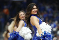 Черлидеры выступают на турнире по баскетболу в колледже NCAA между командами Кентукки и Теннесси в Сент-Луисе, США Черлидеры выступают на турнире по баскетболу в колледже NCAA между командами Кентукки и Теннесси в Сент-Луисе, США