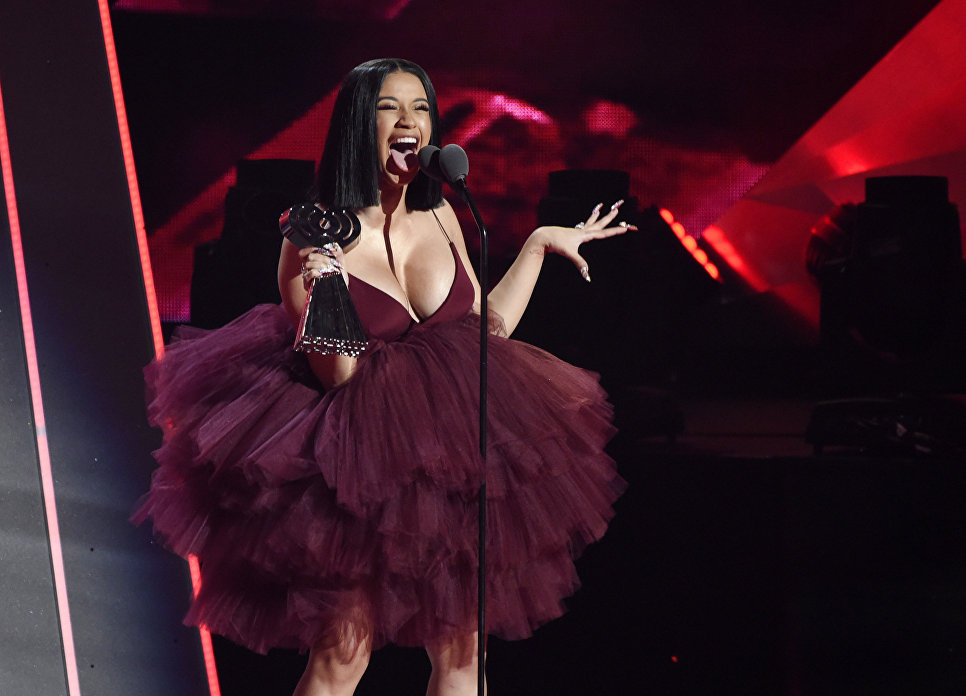 Американская певица Cardi B на церемонии вручения премии iHeartRadio Music Awards Американская певица Cardi B на церемонии вручения премии iHeartRadio Music Awards