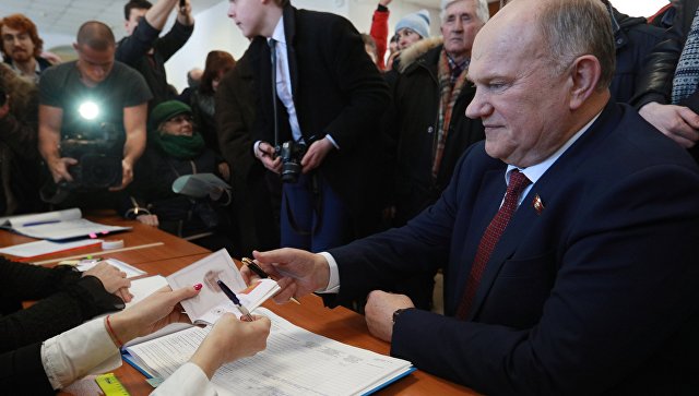 Руководитель КПРФ Геннадий Зюганов голосует на выборах президента РФ на избирательном участке в Москве. 18 марта 2018